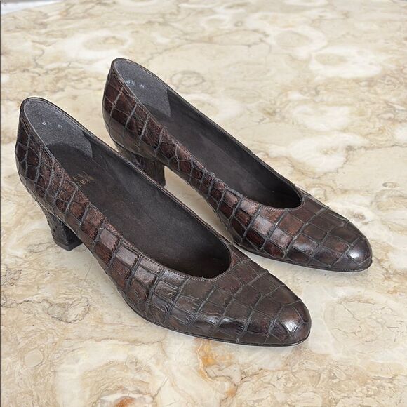 Stuart Weitzman Crocodile Leather Pumps Vintage 2” Heels - Picture 2 of 14